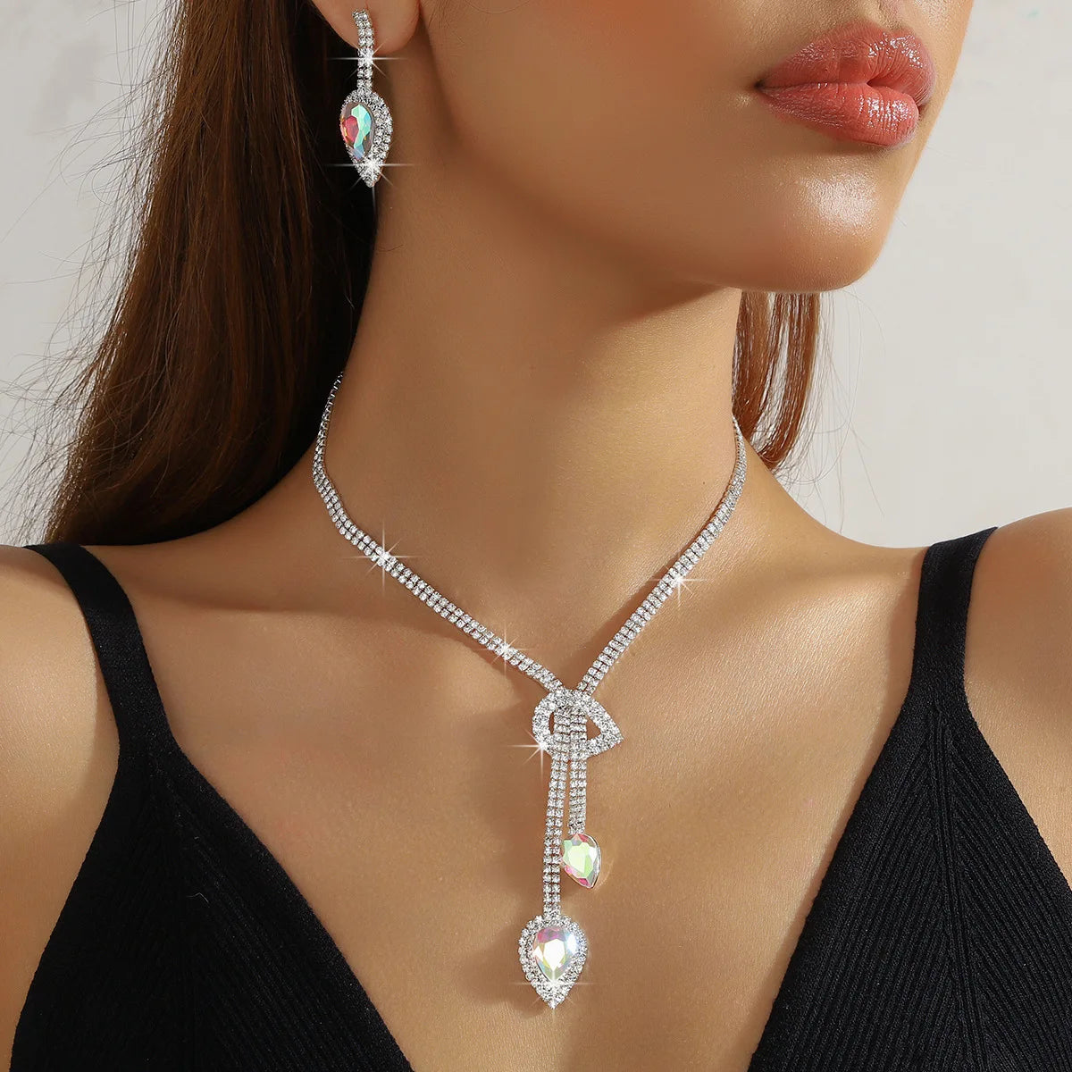 Parure collier et boucles d'oreilles goutte d'eau en cristal bleu saphir