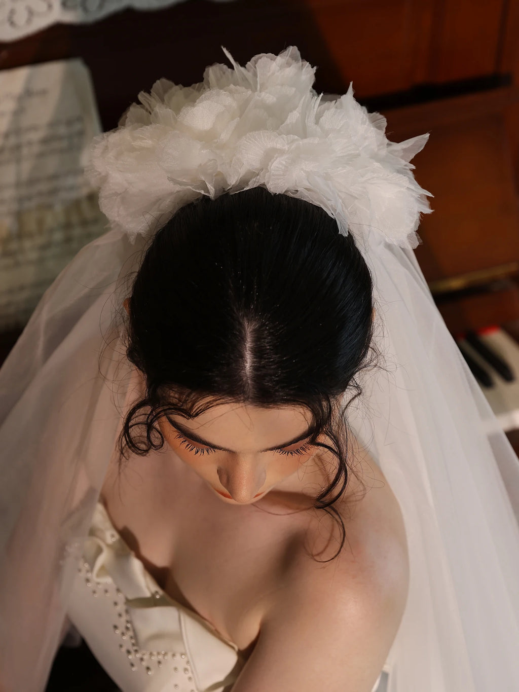 V534 Long Voile de mariée d'église à longue traîne Double couche Couvre-visage Coiffe décorée de fleurs pour la photographie de voyage