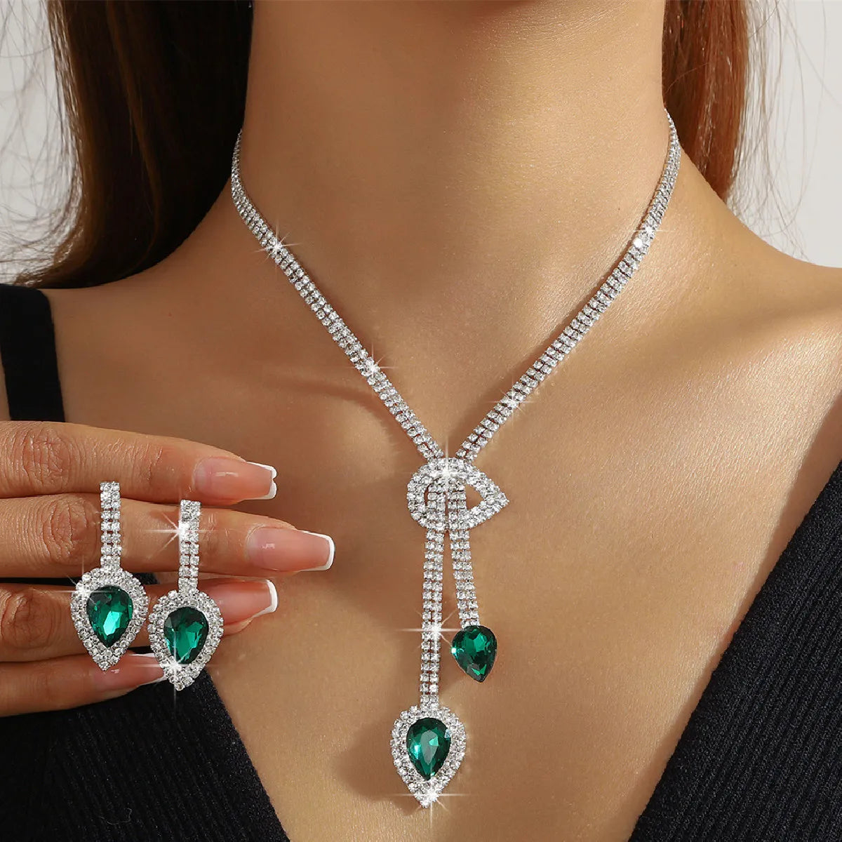Parure collier et boucles d'oreilles goutte d'eau en cristal bleu saphir