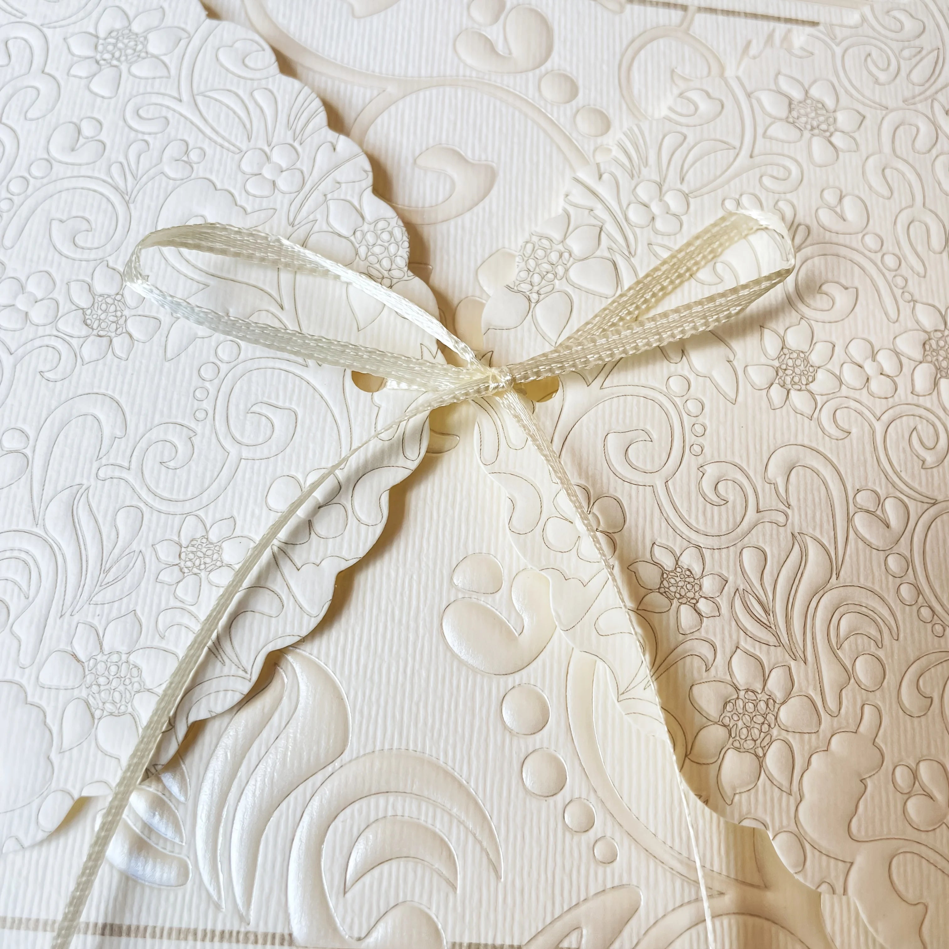 2 invitations de mariage élégantes carrées avec nœud découpé, cartes intérieures et pochettes d'enveloppe - Fournitures et décorations pour mariage et fête
