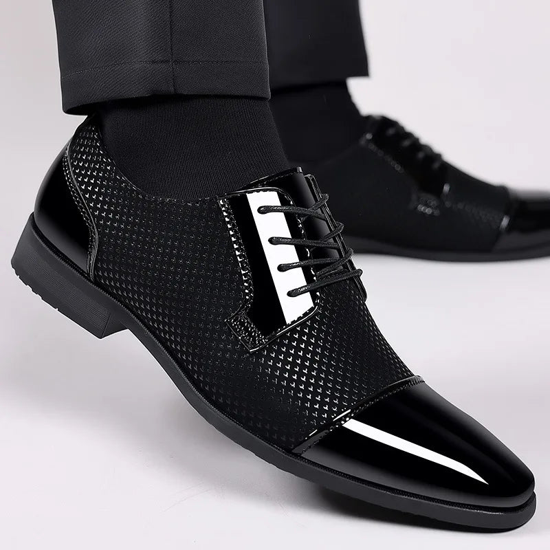 Chaussures habillées classiques tendance pour hommes Richelieus en cuir verni Chaussures de mariage formelles en cuir noir à lacets 2023