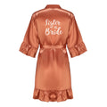 Robe de mariée en satin de soie avec volant et lettre — Mariée et Demoiselle d'honneur