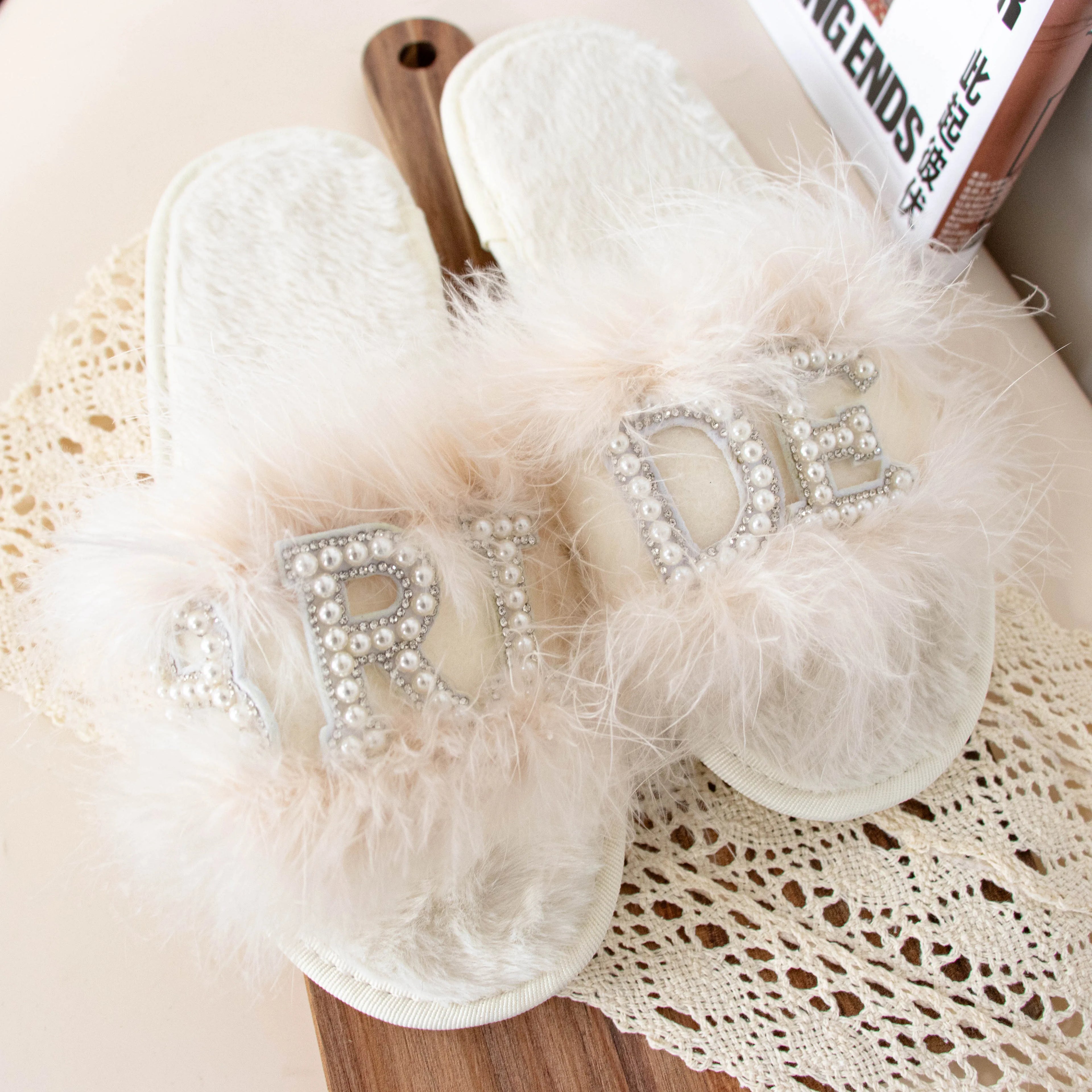 Chaussons personnalisés avec perles et plumes pour la mariée, fournitures pour enterrement de vie de jeune fille, cadeau de future mariée, mariage, fiançailles.