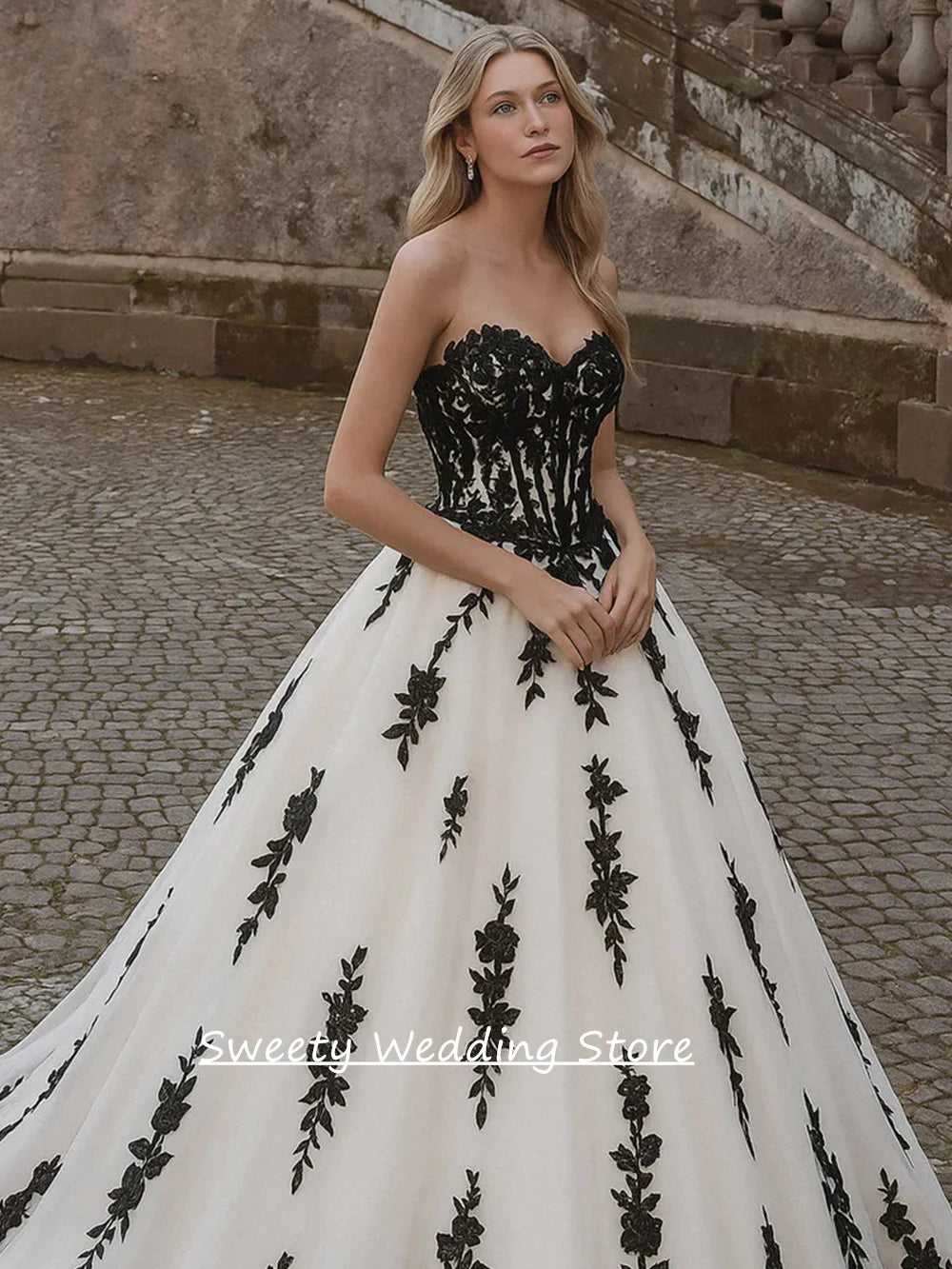 Robe de mariée gothique personnalisée bustier cœur sans manches applique noire traîne balayage fermeture éclair au dos robe de mariée traîne balayage