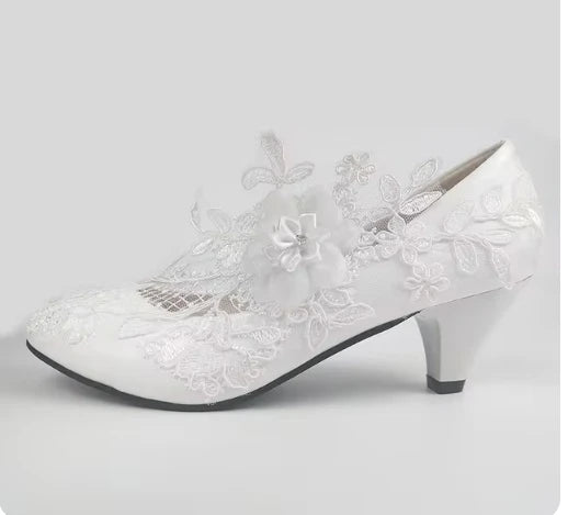 2024 Nouvelles chaussures de mariage personnalisées Chaussures de demoiselle d'honneur à talon épais Chaussures à talon moyen Chaussures en dentelle blanche Chaussures fleuries pour femme
