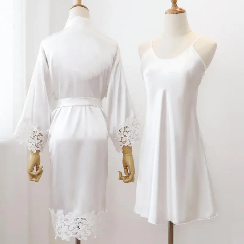 Robe de mariée en dentelle et ensemble kimono — Vêtements de nuit élégants pour mariage