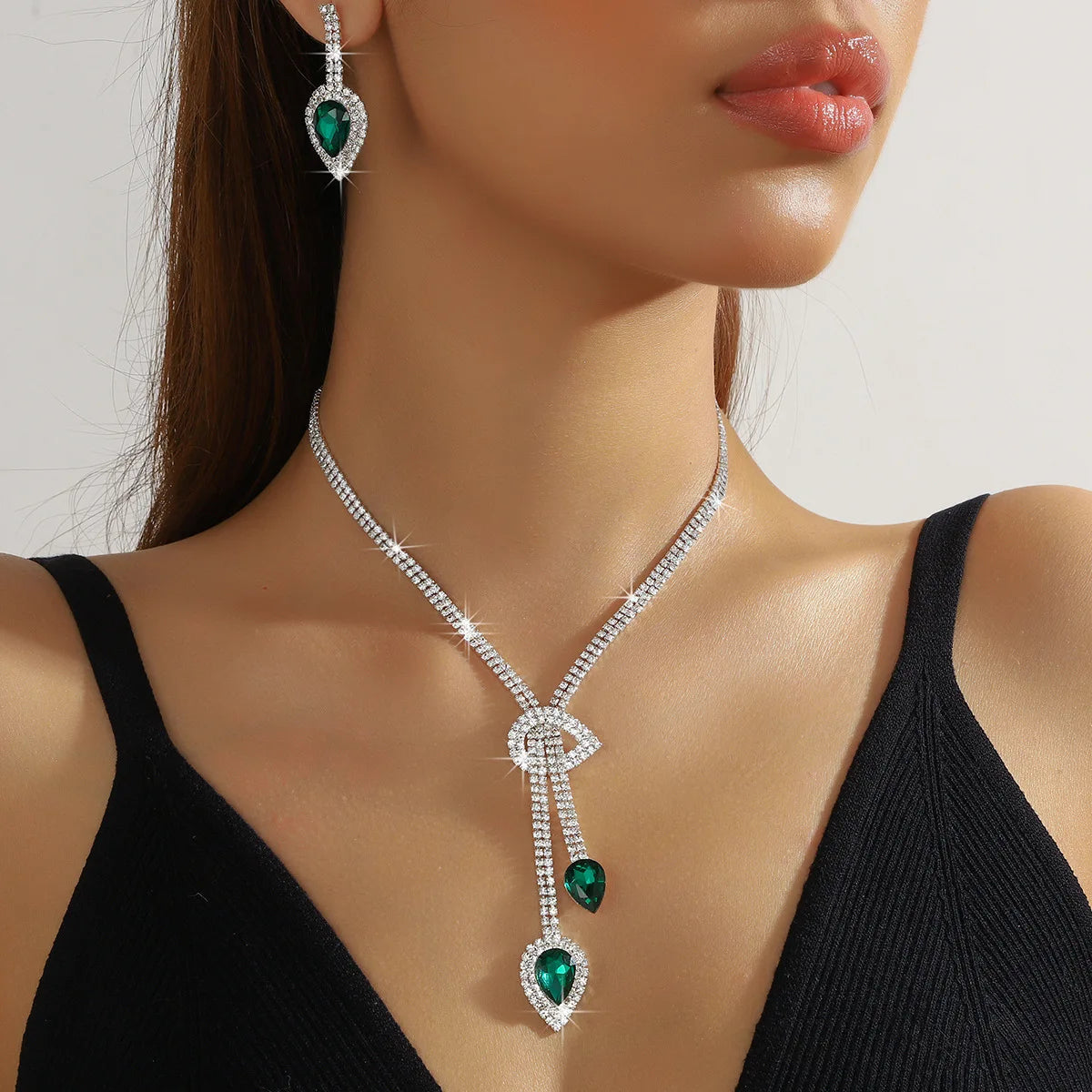 Parure collier et boucles d'oreilles goutte d'eau en cristal bleu saphir