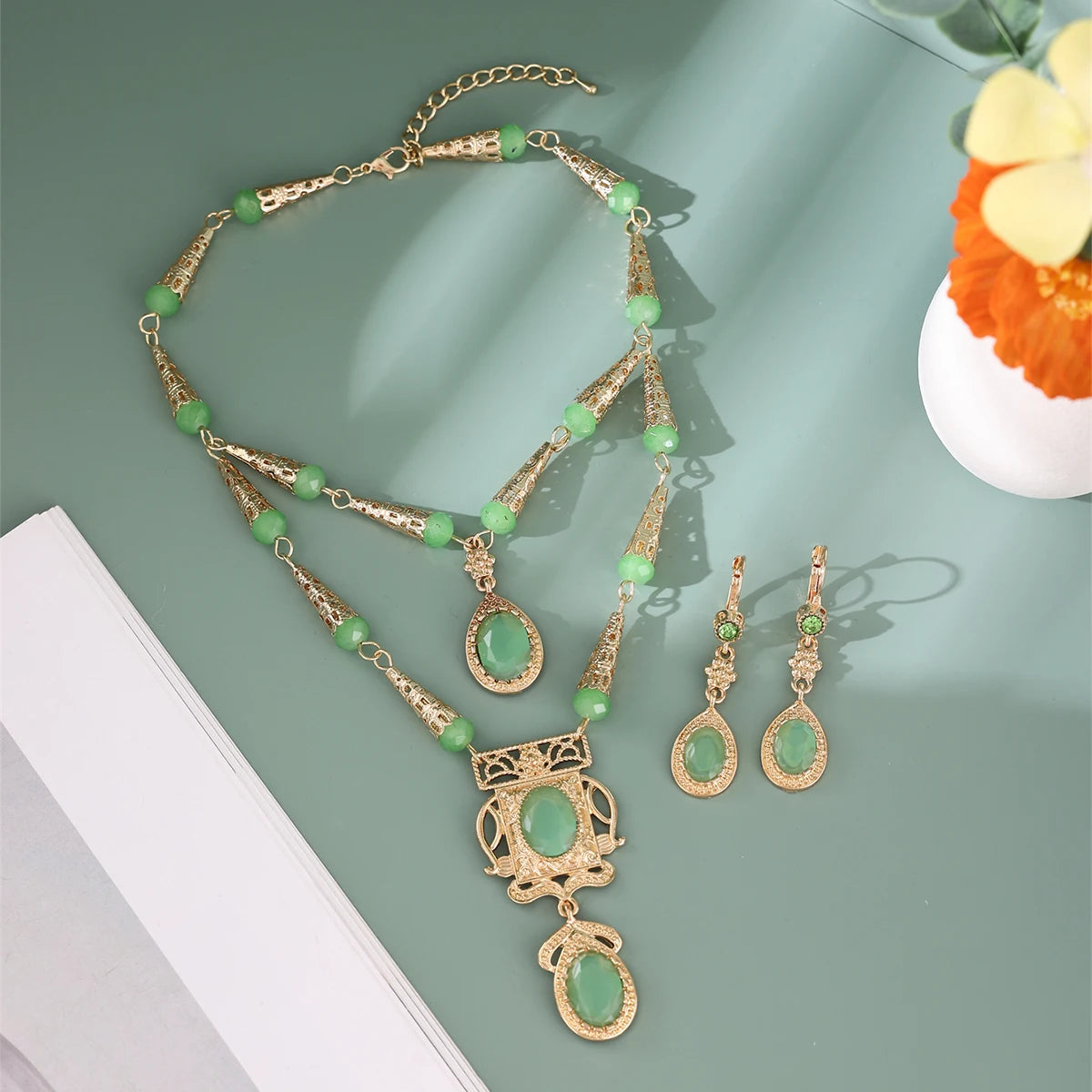 Parure collier et boucles d'oreilles de mariée en pierres précieuses, faits à la main au Maroc — Plaqué or