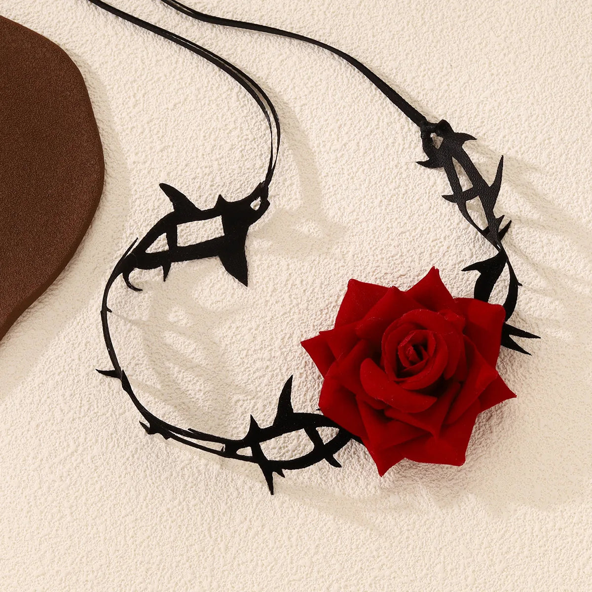 Collier ras-du-cou « rose épanouie en dentelle gothique » — style Lolita