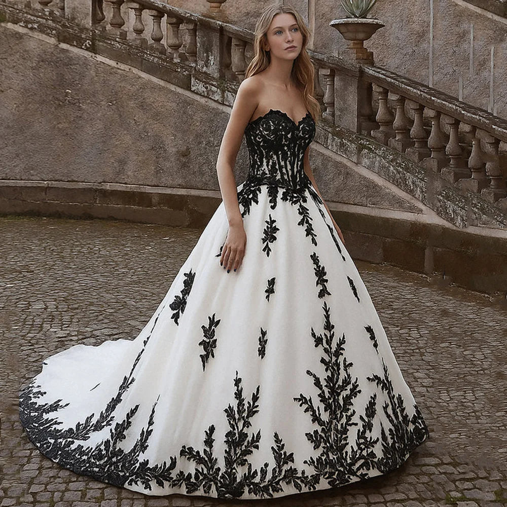Robe de mariée gothique personnalisée bustier cœur sans manches applique noire traîne balayage fermeture éclair au dos robe de mariée traîne balayage