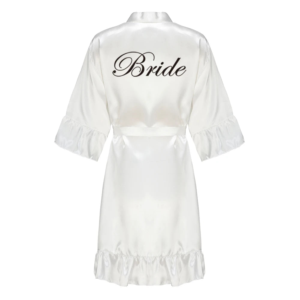 Robe de mariée en satin de soie avec volant et lettre — Mariée et Demoiselle d'honneur