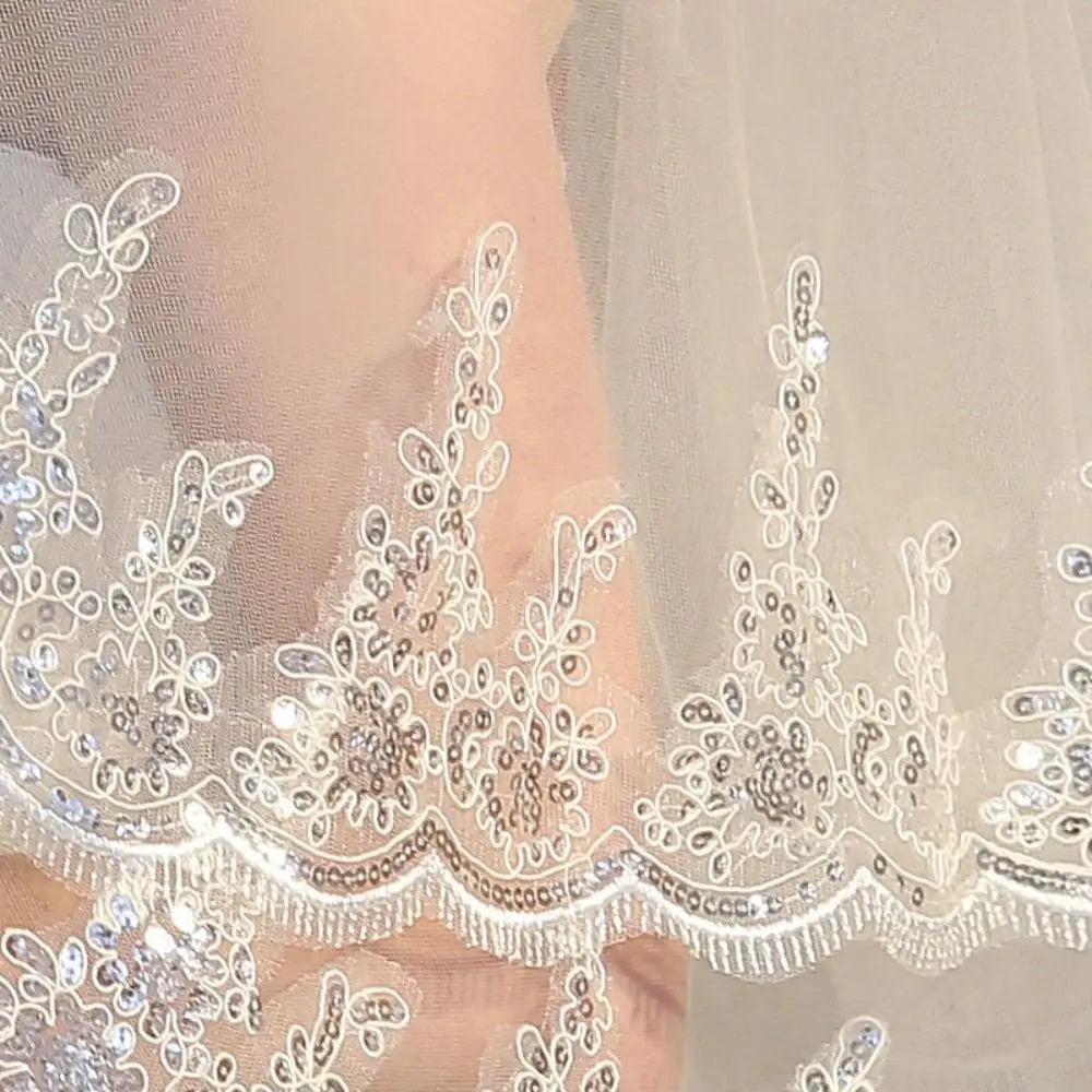 Elegant Luxury Bride Wedding Veils Sequins Glitter with Hair Comb Lace Beaded Veil Lace Edge Tulle Veil Wedding Day
