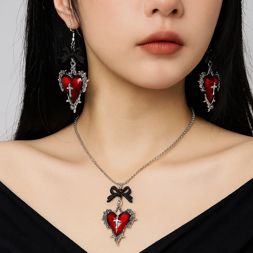 Collier Ras du Cou Pendentif Gothique Croix et Cœur Églantine
