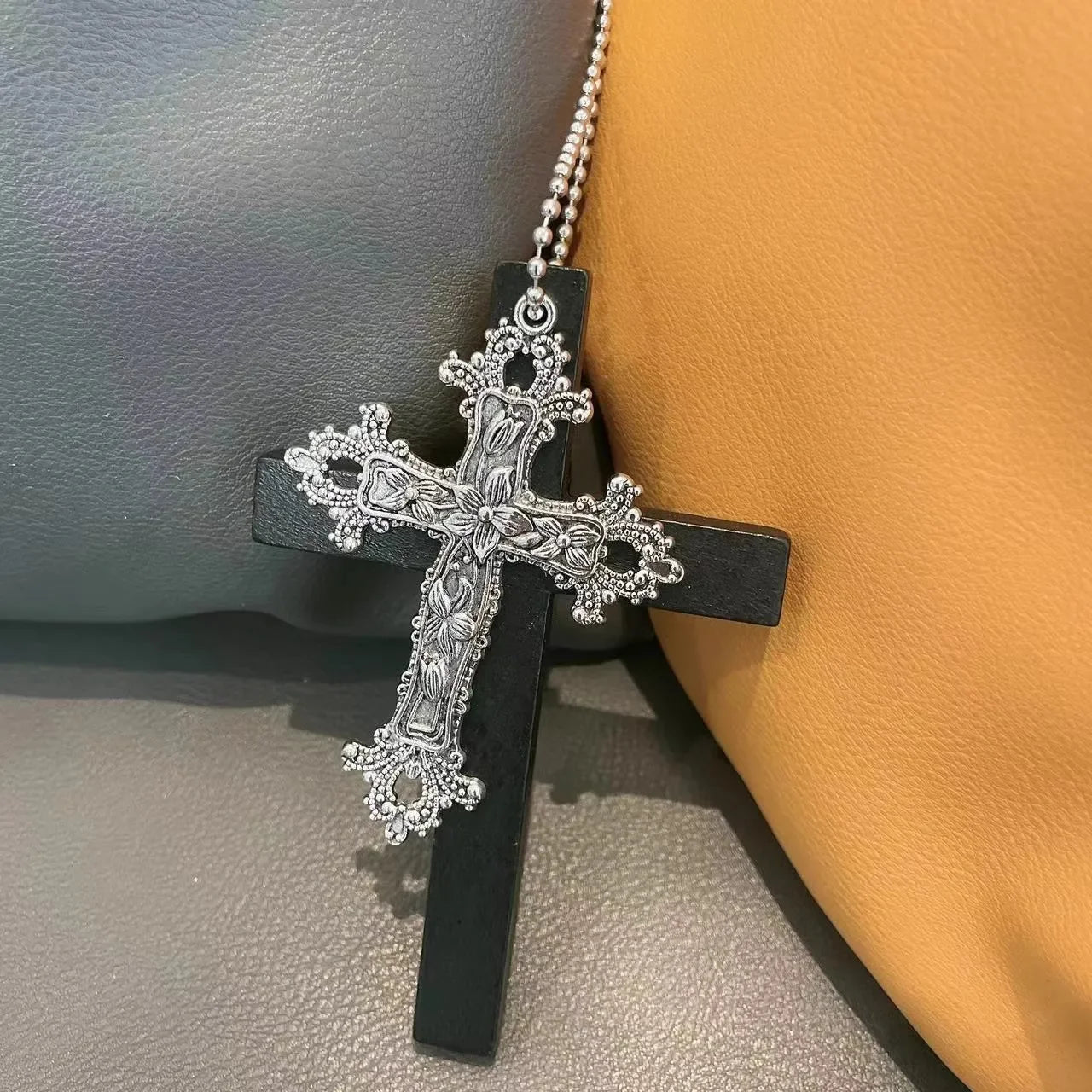 Collier pendentif double croix en bois et métal gothique Y2K