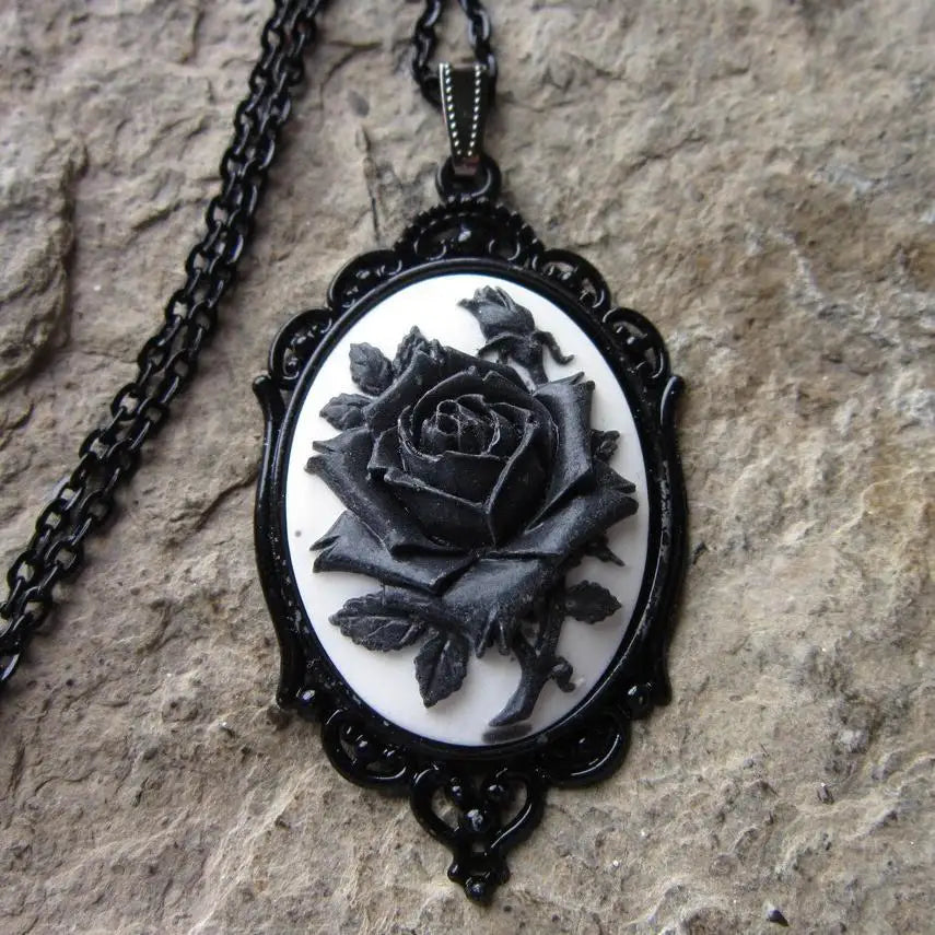 Collier ras-du-cou pendentif camée rose gothique — Bijoux de sorcière victorienne