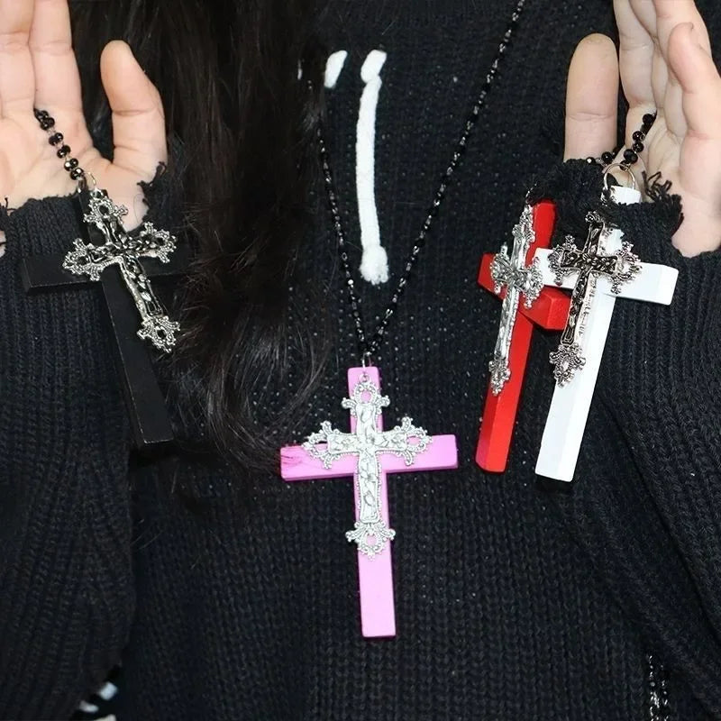 Collier pendentif double croix en bois et métal gothique Y2K
