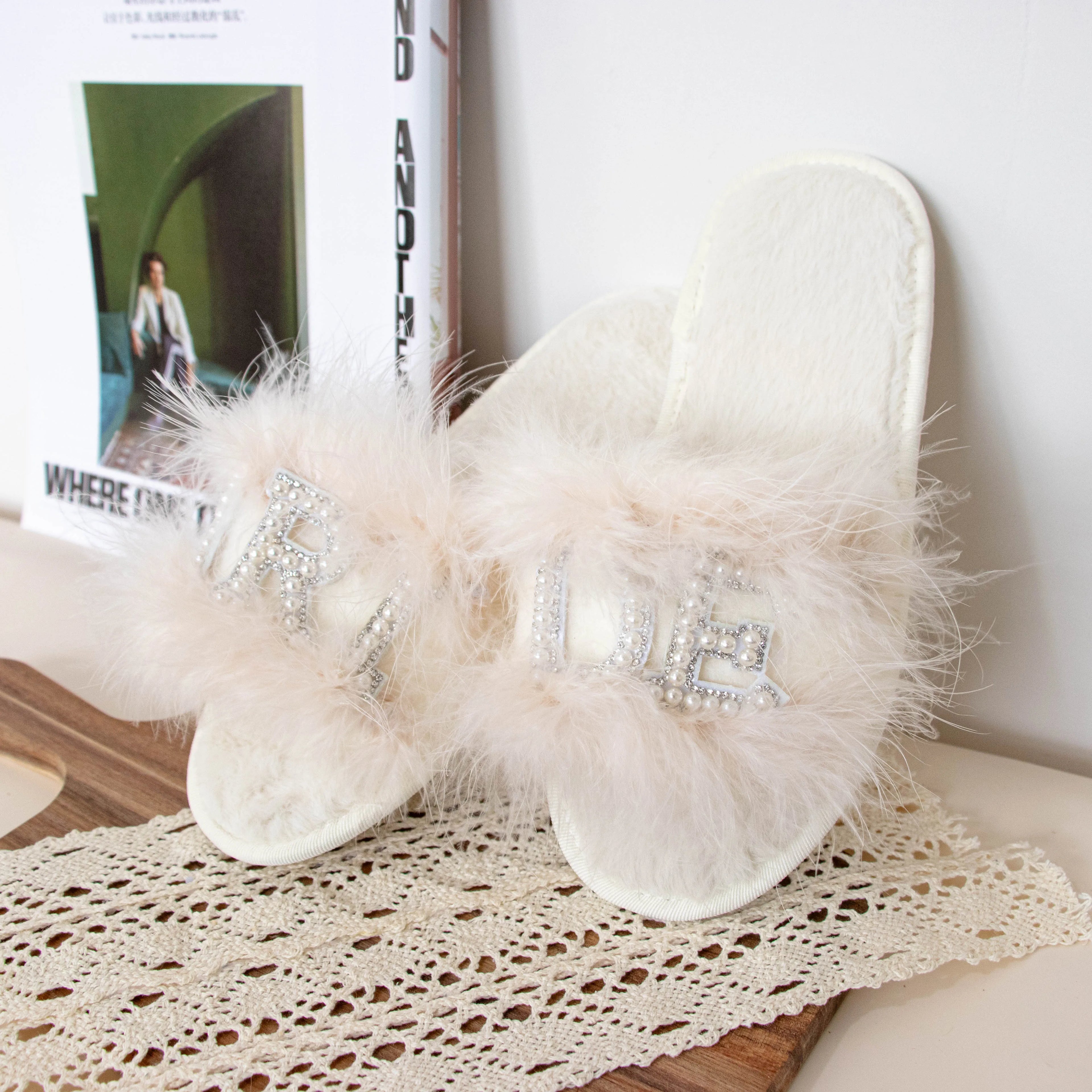 Chaussons personnalisés avec perles et plumes pour la mariée, fournitures pour enterrement de vie de jeune fille, cadeau de future mariée, mariage, fiançailles.
