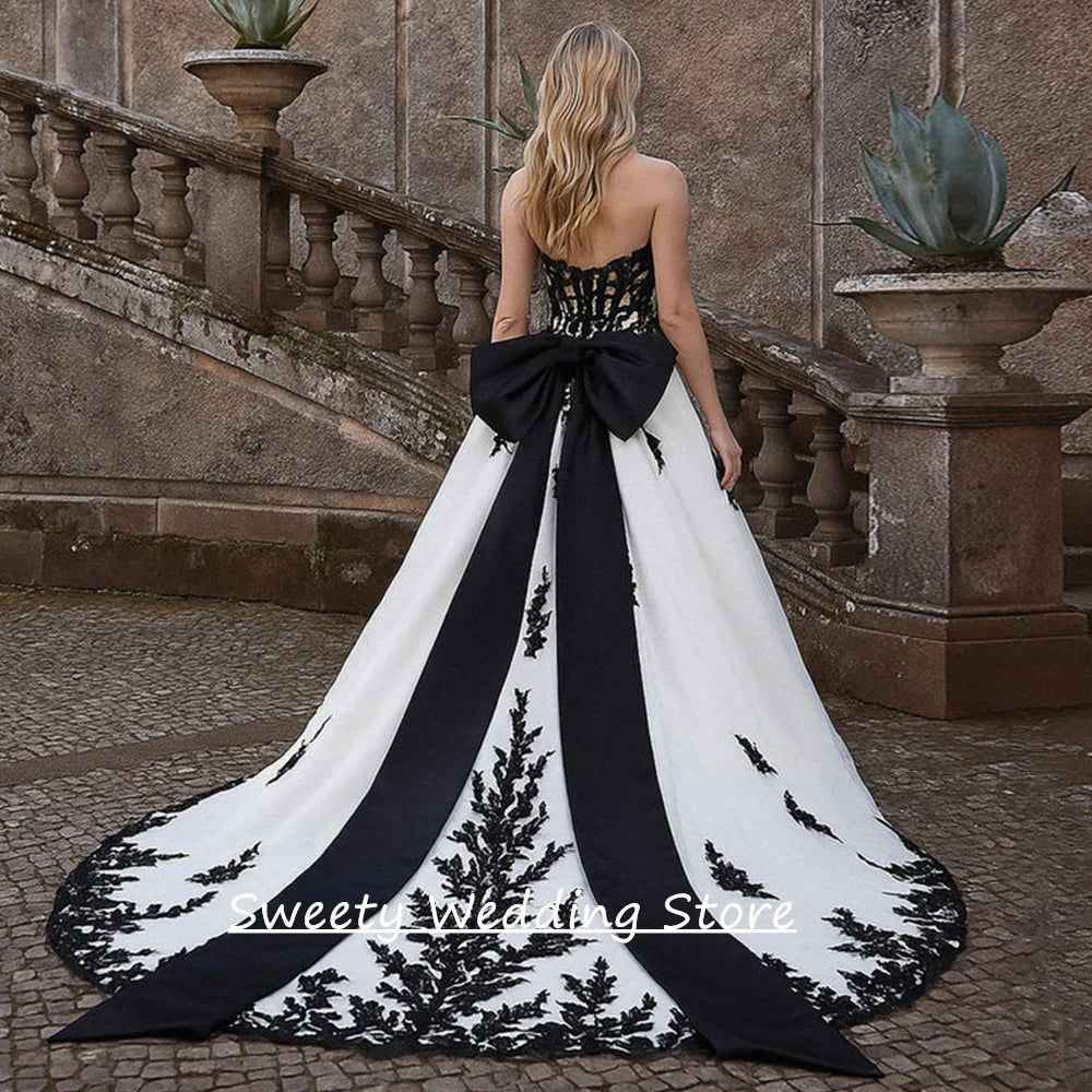 Robe de mariée gothique personnalisée bustier cœur sans manches applique noire traîne balayage fermeture éclair au dos robe de mariée traîne balayage