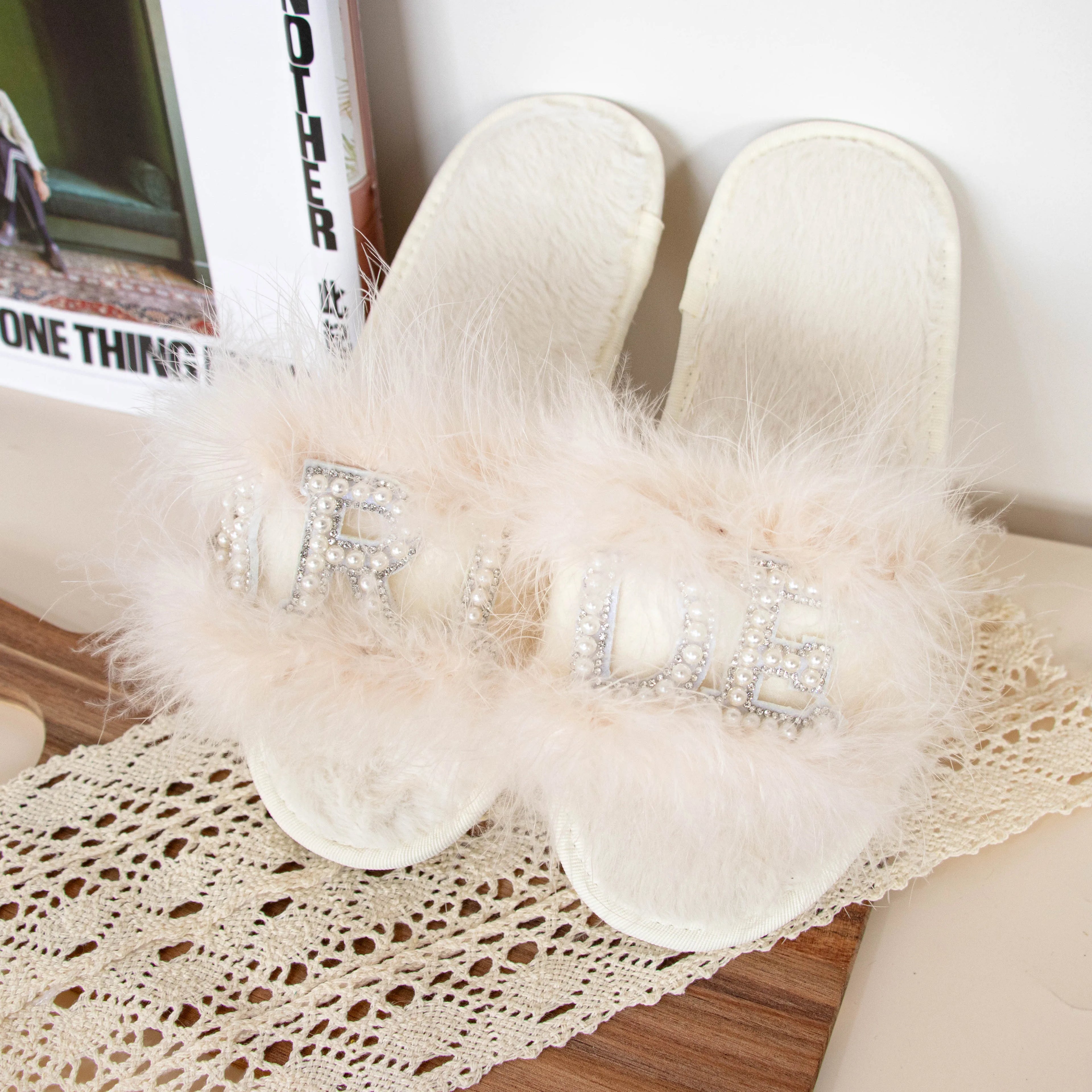 Chaussons personnalisés avec perles et plumes pour la mariée, fournitures pour enterrement de vie de jeune fille, cadeau de future mariée, mariage, fiançailles.
