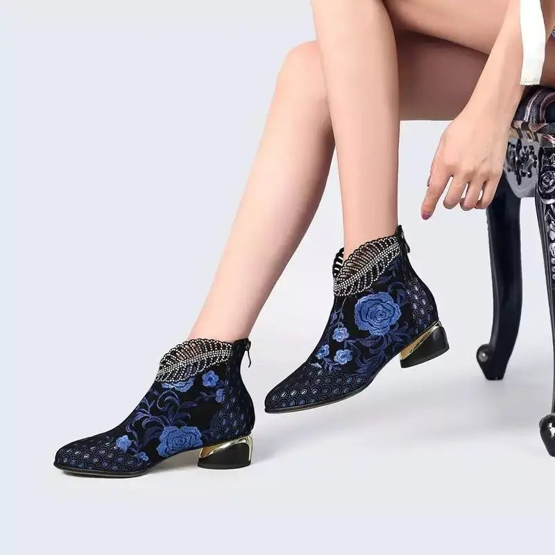 Bottes pour femmes Chaussures brodées faites à la main pour femmes 2025 Nouvelles bottes de luxe élégantes pour femmes Bottes à talons hauts Bottines de soirée Zapatos De Mujer