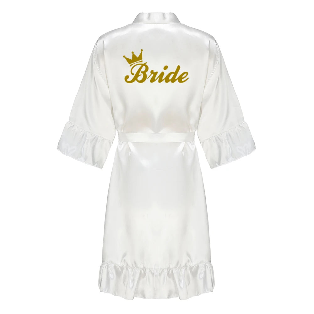 Robe de mariée en satin de soie avec volant et lettre — Mariée et Demoiselle d'honneur