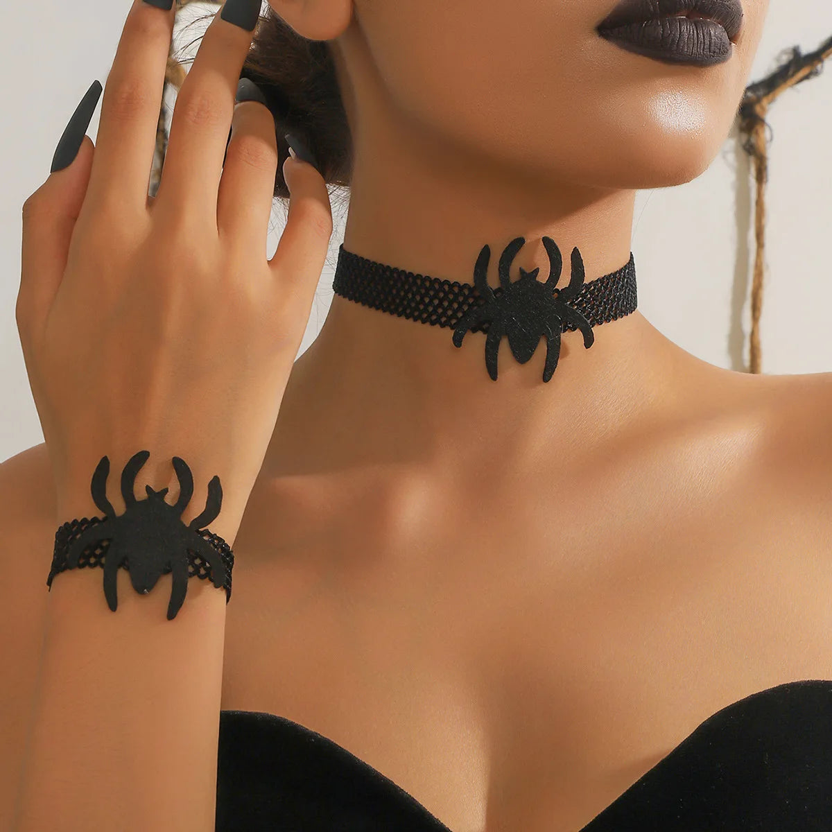 Collier Ras-du-Cou Gothique Crâne et Fleurs — Bijoux d'Halloween et de Mariage Alternatif
