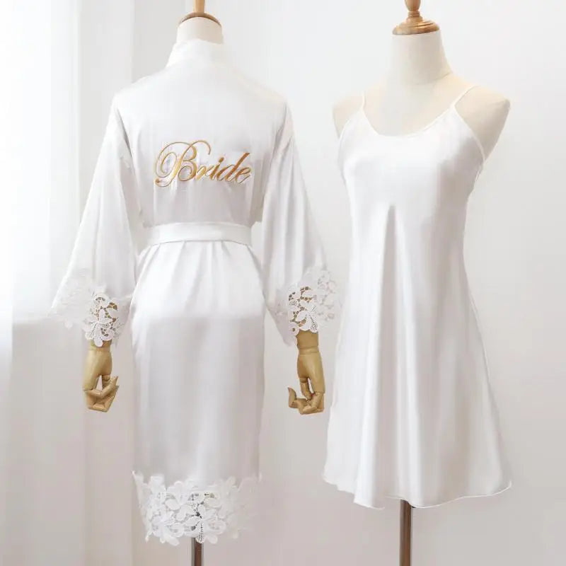 Robe de mariée en dentelle et ensemble kimono — Vêtements de nuit élégants pour mariage