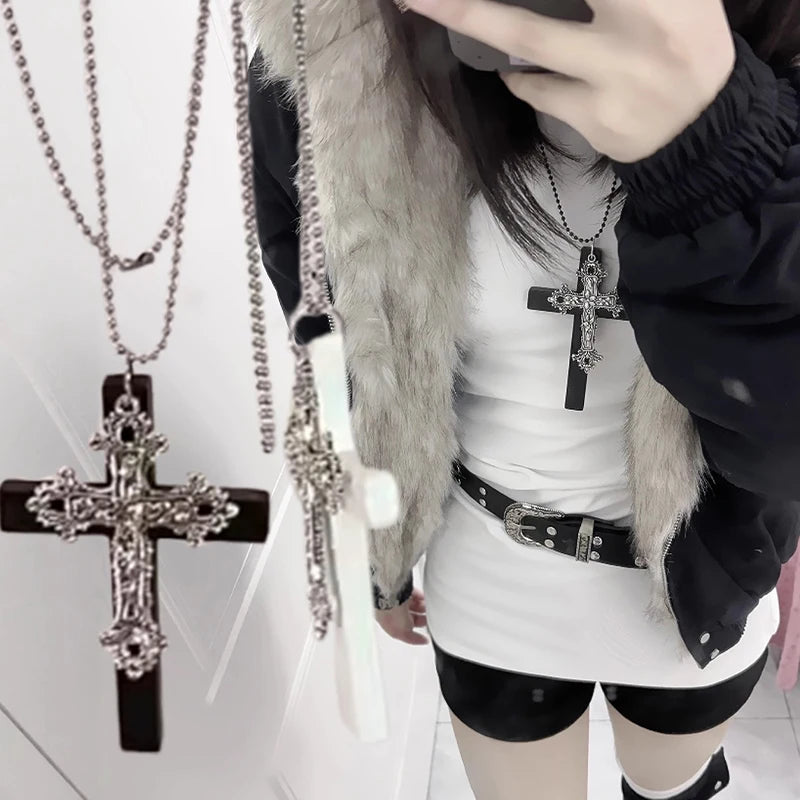 Collier pendentif double croix en bois et métal gothique Y2K