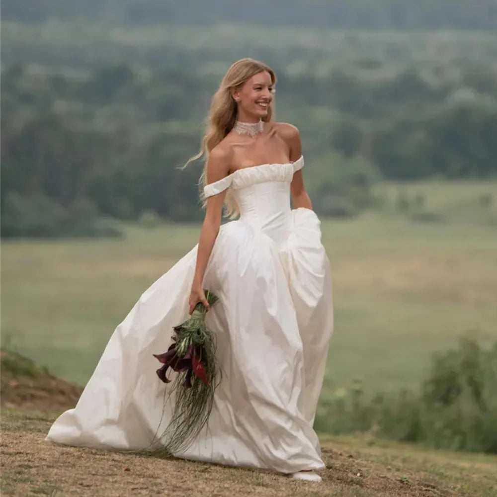Robe de mariée bustier en satin coupe princesse personnalisée avec bustier structuré, robe de mariée trapèze romantique pour mariages en plein air