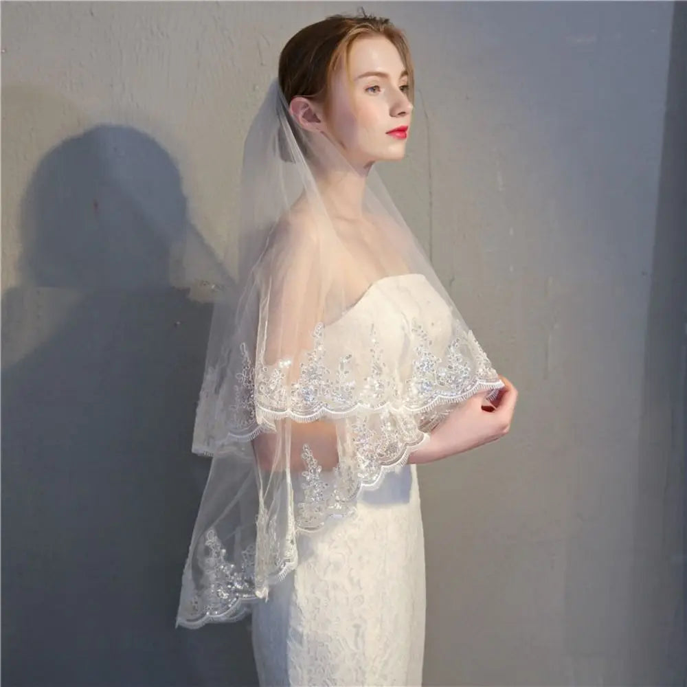 Elegant Luxury Bride Wedding Veils Sequins Glitter with Hair Comb Lace Beaded Veil Lace Edge Tulle Veil Wedding Day