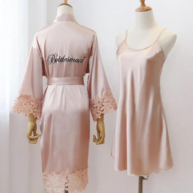 Robe de mariée en dentelle et ensemble kimono — Vêtements de nuit élégants pour mariage