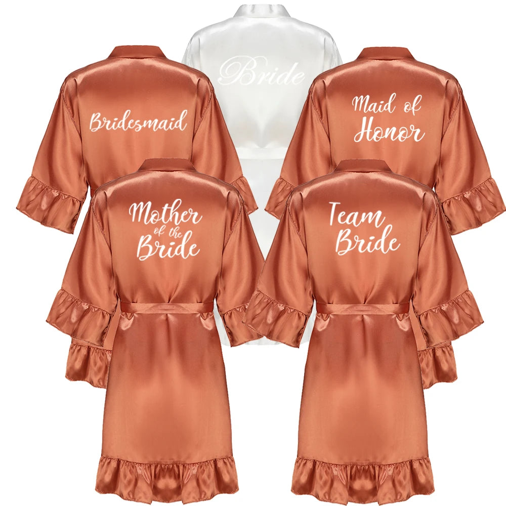 Robe de mariée en satin de soie avec volant et lettre — Mariée et Demoiselle d'honneur