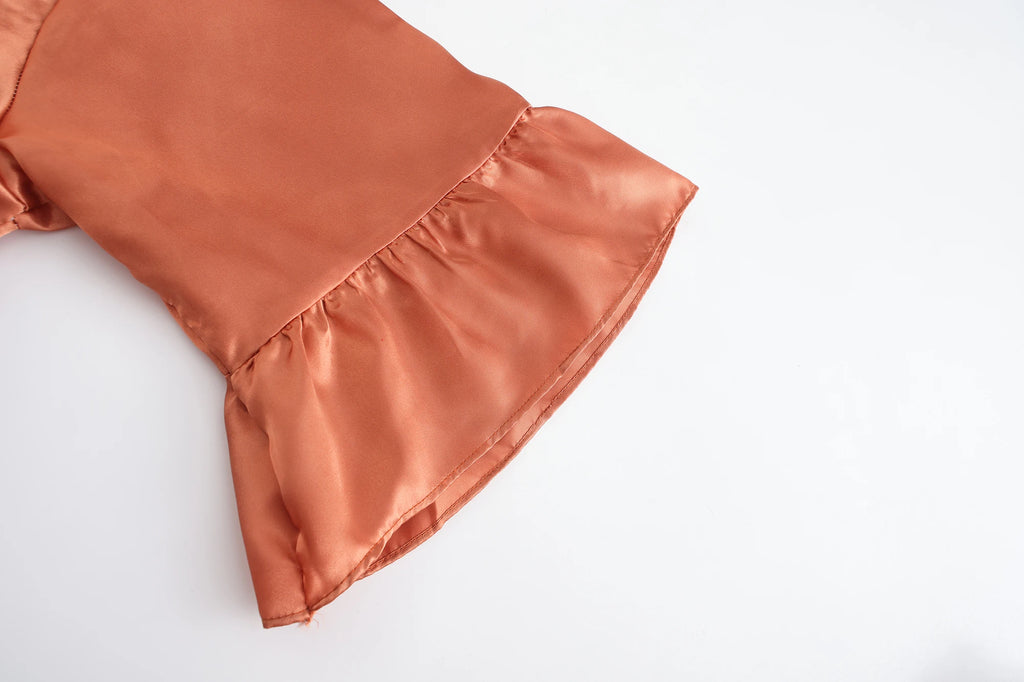 Robe de mariée en satin de soie avec volant et lettre — Mariée et Demoiselle d'honneur