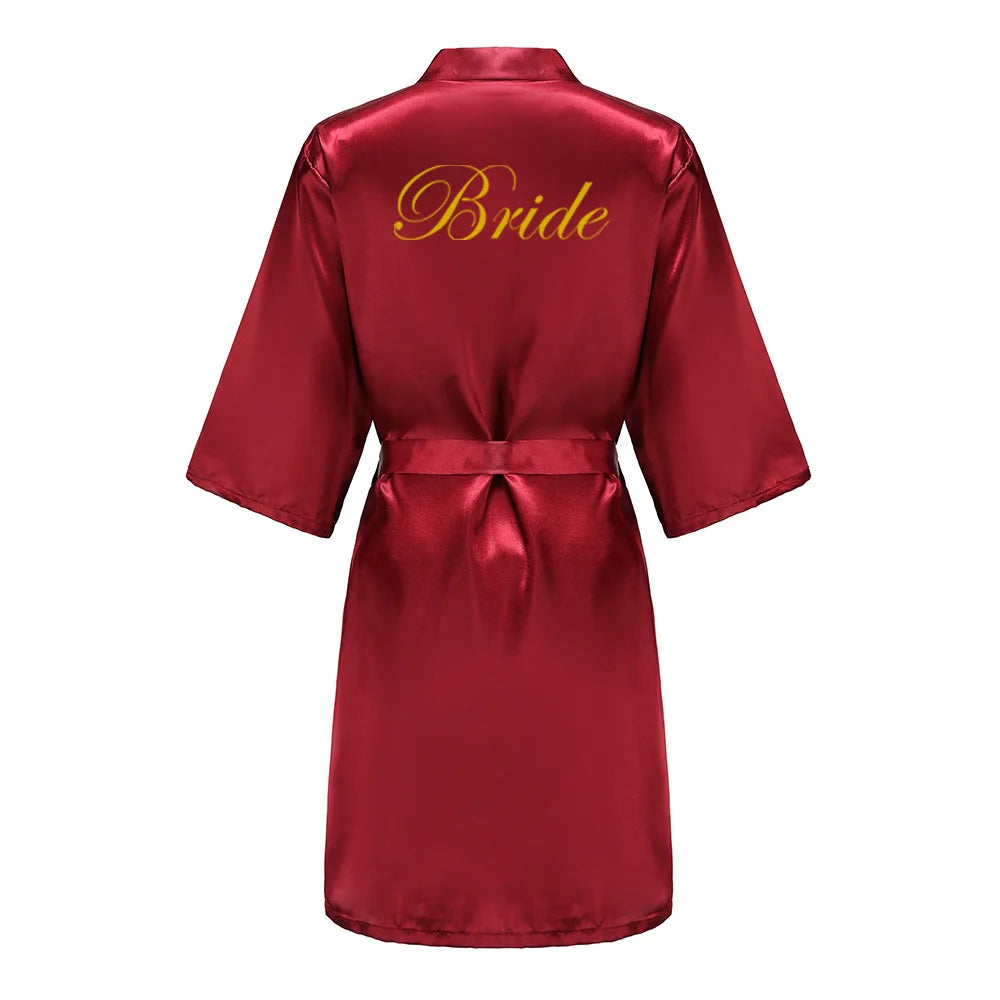 Kimono en satin bordeaux avec lettrage doré — Demoiselle d'honneur et cortège de mariage