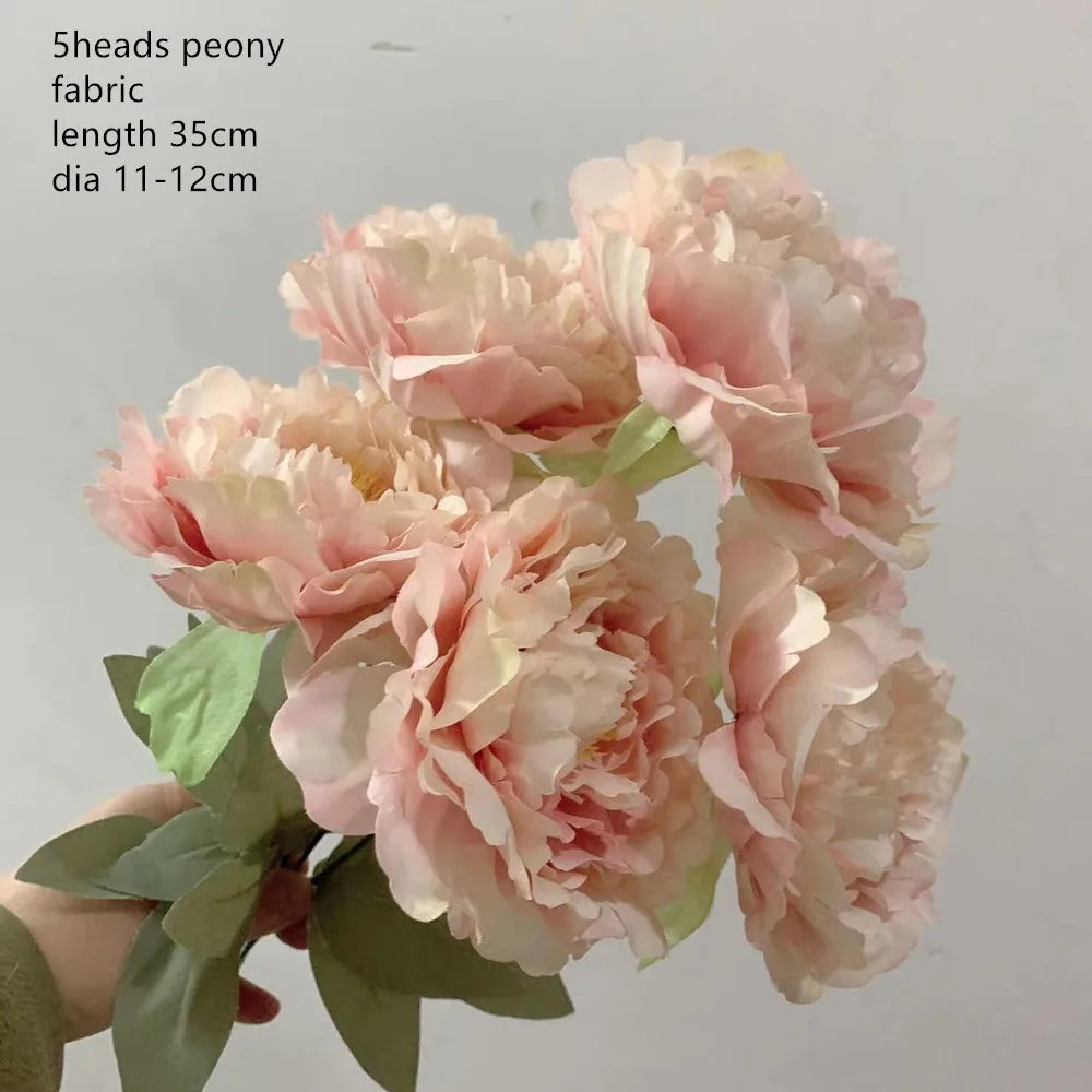 Décor romantique d'allée et de salle avec roses artificielles — Rose poudré, blush et plus