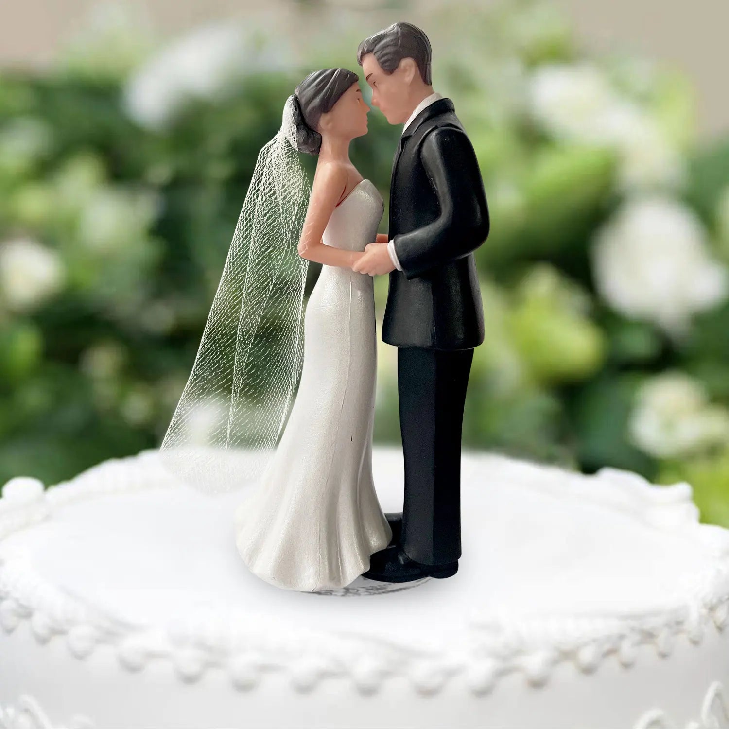 Figurine élégante mariés pour gâteau de mariage, avec voile en résille blanche, pour fiançailles, fêtes prénuptiales et anniversaires
