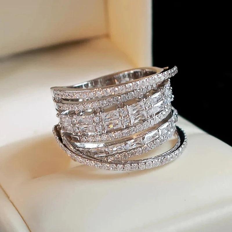 Bague multicouche en zircone brillante Huitan, bijou de luxe pour femmes, parfait pour les mariages et les fêtes, accessoire élégant pour les doigts.