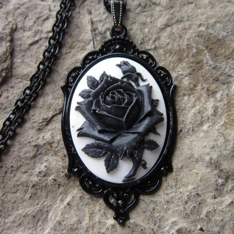 Collier ras-du-cou pendentif camée rose gothique — Bijoux de sorcière victorienne