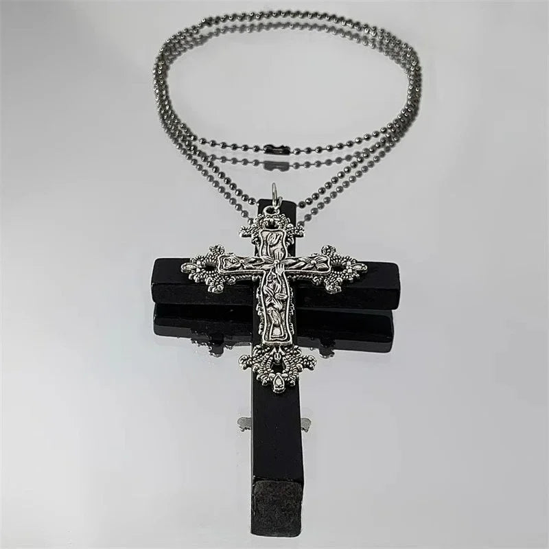 Collier pendentif double croix en bois et métal gothique Y2K
