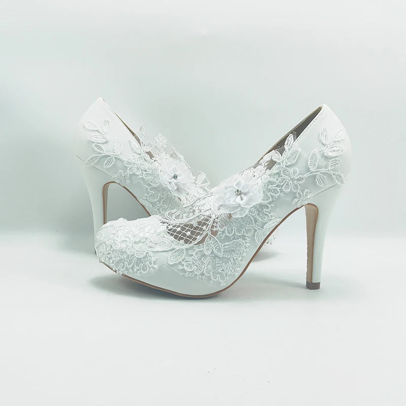 2024 Nouvelles chaussures de mariage personnalisées Chaussures de demoiselle d'honneur à talon épais Chaussures à talon moyen Chaussures en dentelle blanche Chaussures fleuries pour femme
