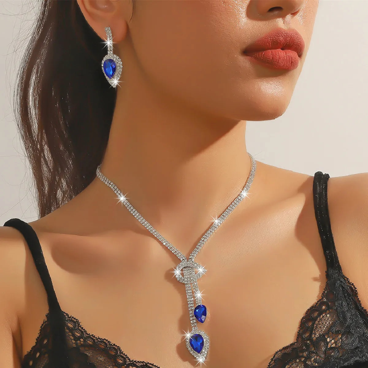 Parure collier et boucles d'oreilles goutte d'eau en cristal bleu saphir