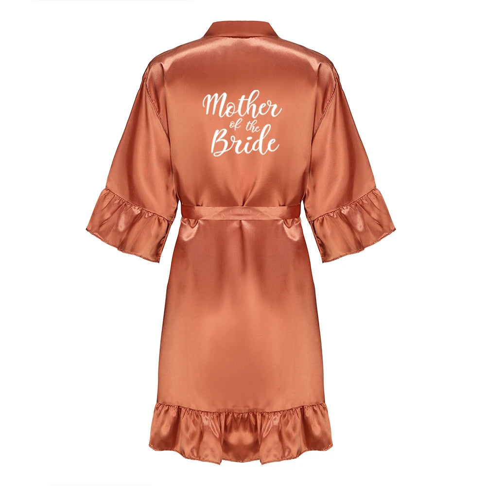 Robe de mariée en satin de soie avec volant et lettre — Mariée et Demoiselle d'honneur