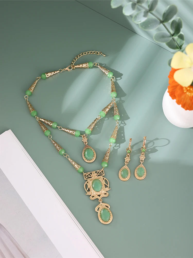 Parure collier et boucles d'oreilles de mariée en pierres précieuses, faits à la main au Maroc — Plaqué or