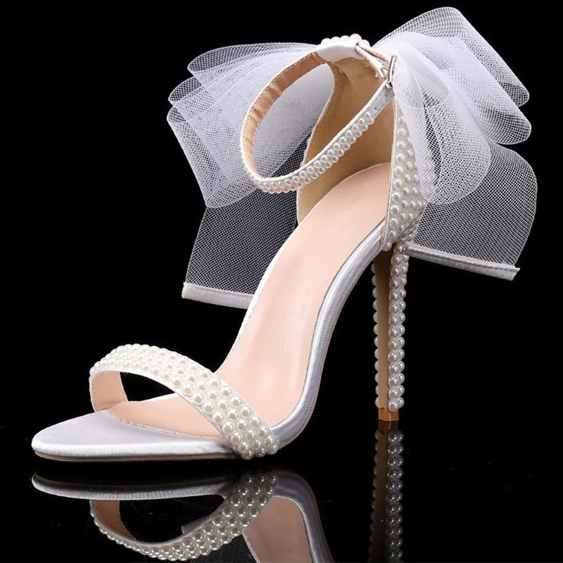 Nouvelle marque d'été Mode Nœud Perles Femmes Sandales Gladiateur Luxe Perles Blanches Talons Aiguilles Chaussures de Mariage Fête de Mariée