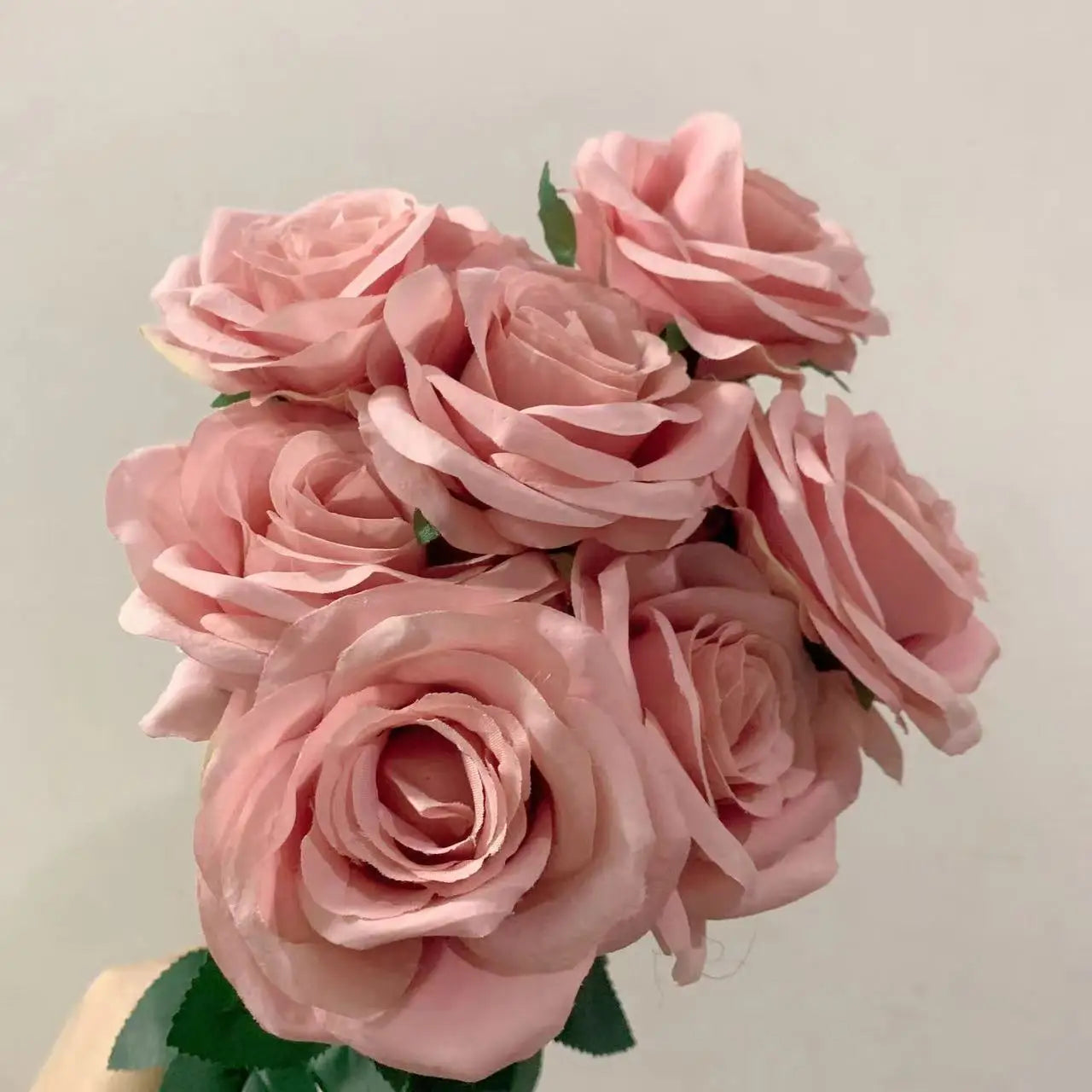 Décor romantique d'allée et de salle avec roses artificielles — Rose poudré, blush et plus