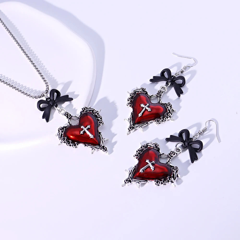 Collier Ras du Cou Pendentif Gothique Croix et Cœur Églantine