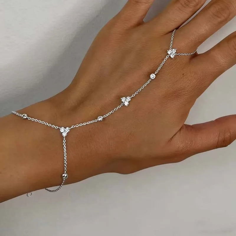 Bracelet de luxe avec breloques de fleurs en strass — Bijoux de mariée en cristal