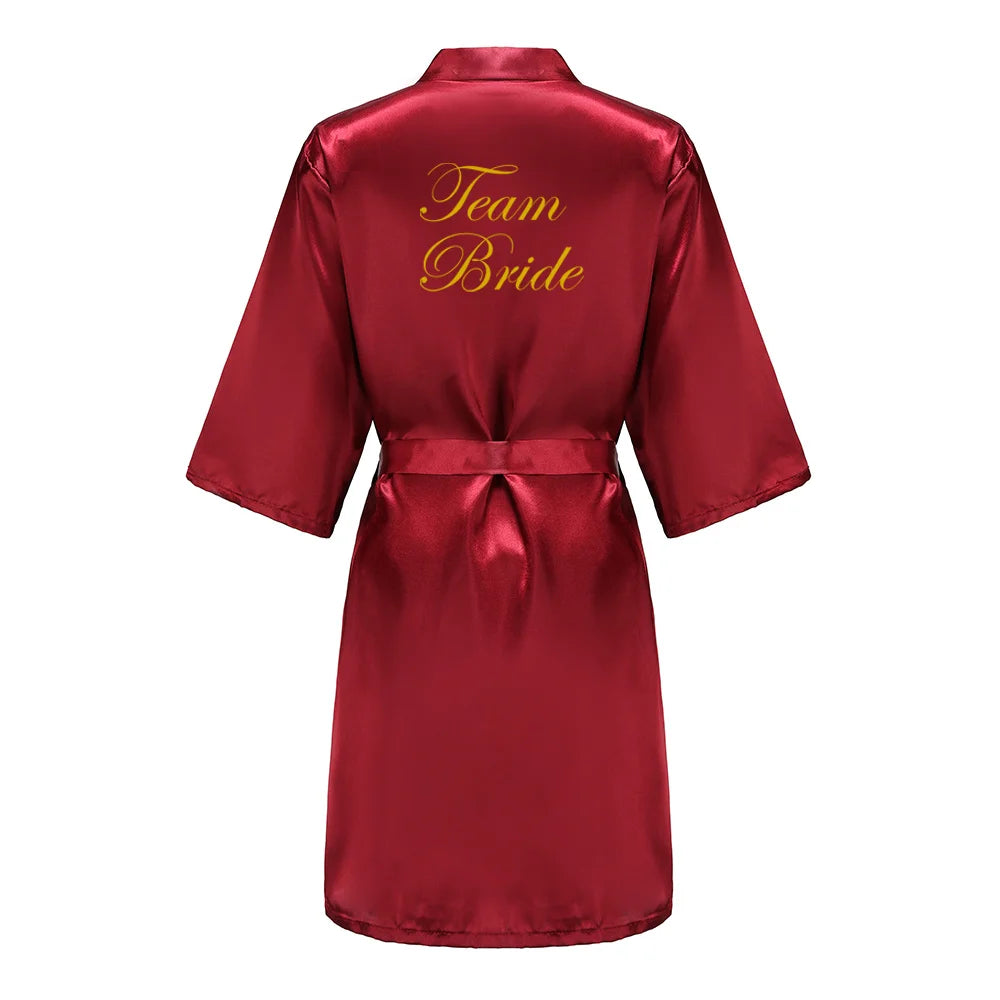Kimono en satin bordeaux avec lettrage doré — Demoiselle d'honneur et cortège de mariage