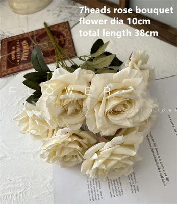 Décor romantique d'allée et de salle avec roses artificielles — Rose poudré, blush et plus