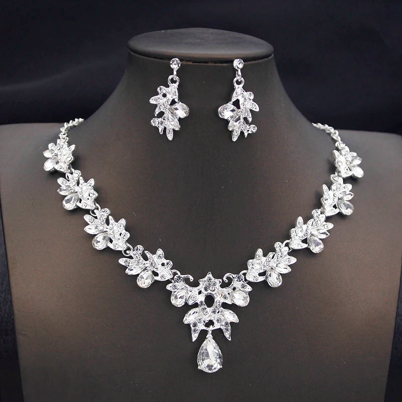 Parure de bijoux de mariée Couronne de princesse — Collier, boucles d'oreilles et couronne